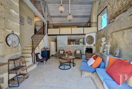 Dans le Vaucluse, aux environs de Beaumes-de-Venise,  une ancienne ferme du 18e siècle bordée de vignes - photo  n°23